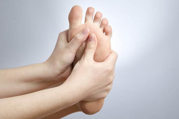 OYOQ TERLASHI VA HIDLANISHI: BARTARAF ETISH USULLARI, DAVOLASH UCHUN DORILAR, XALQONA VOSITALAR