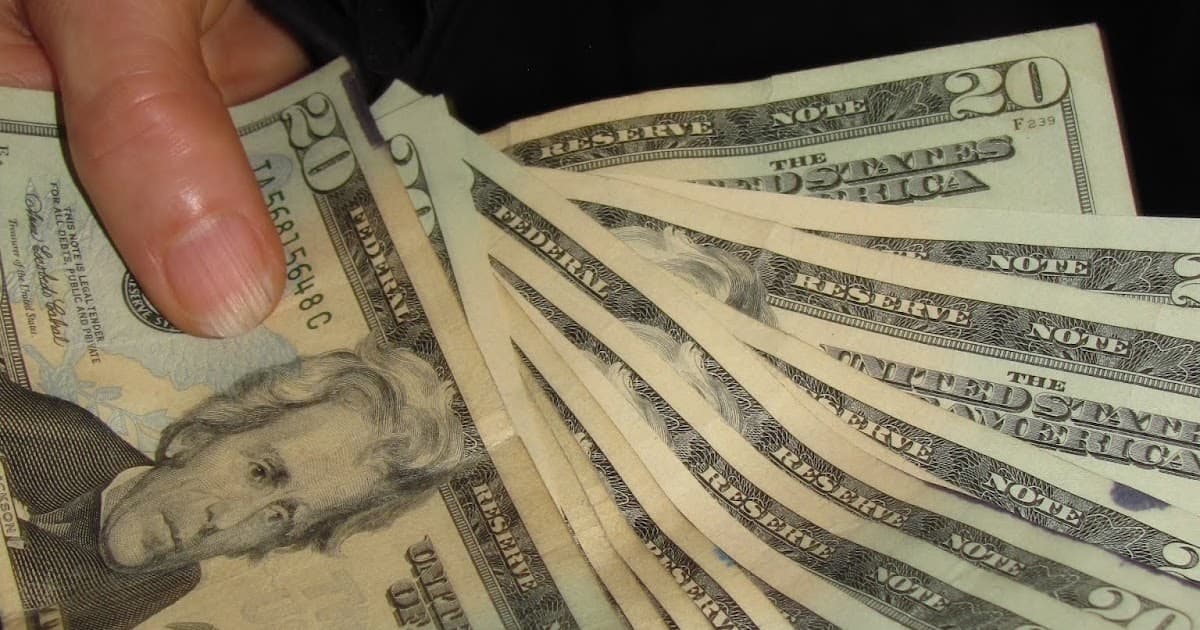 Ko’proq yirik sog’liqni saqlash korporatsiyalari vakillik demokratik boshqaruviga tahdid solgan siyosatchilarni yana moliyalashtirmoqda