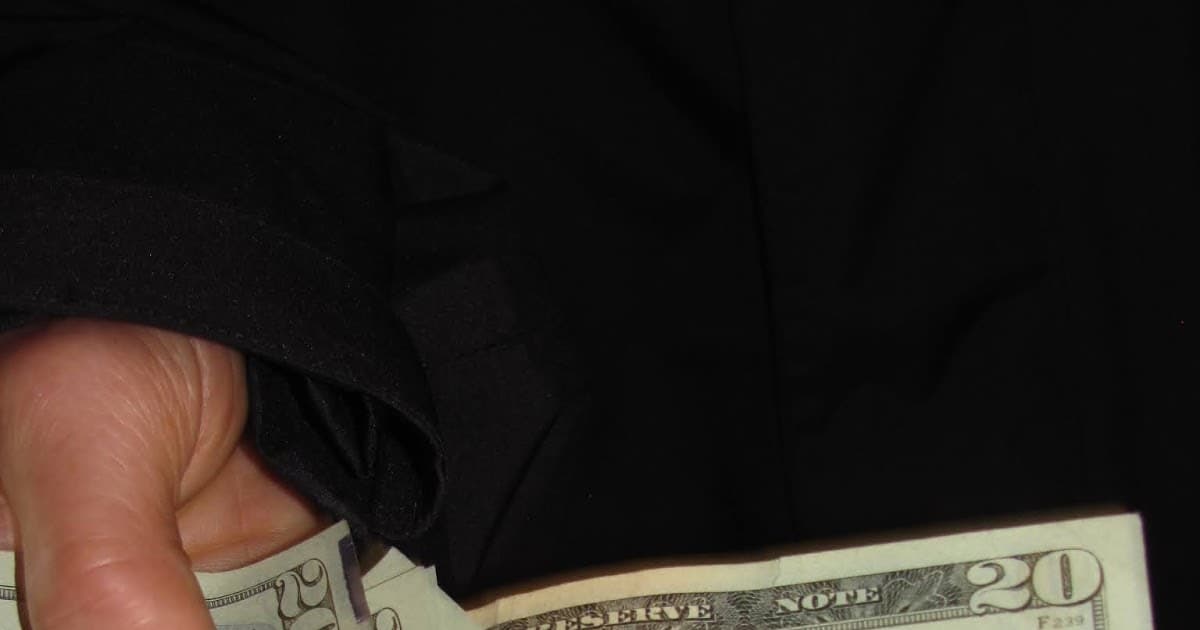 Katta sog’liqni saqlash korporatsiyalari rahbariyati demokratik boshqaruv muxoliflarini moliyaviy qo’llab-quvvatlashga qaytadi