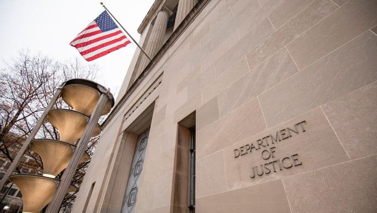 DOJ umumiy qiymati 490 million dollarni tashkil etgan COVID sog’liqni saqlash sohasidagi firibgarlik uchun 18 kishini ayblaydi