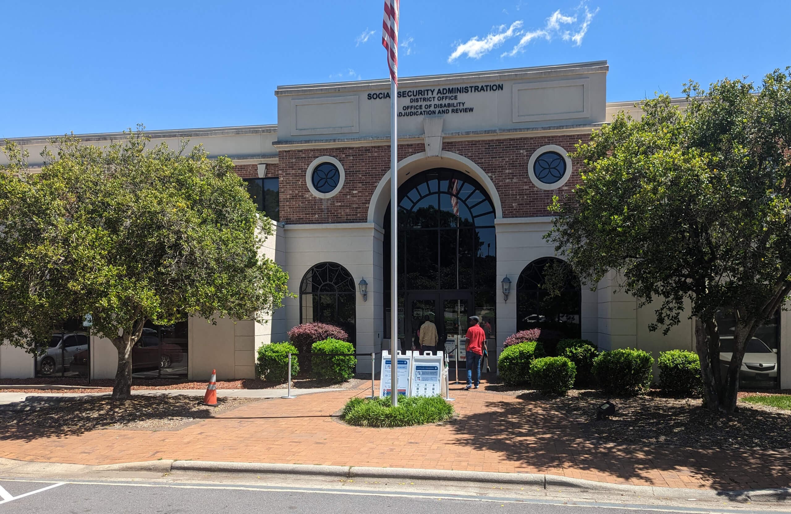 “Inqirozdagi tizim”: nogironlik bo’yicha federal dasturlar kambag’allarni pul sarflashga majbur qiladi